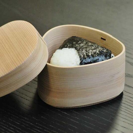 【柴田慶信バス発着場】曲げわっぱ おむすび弁当箱 三角形 350ml 生まれながら秋田杉 日本製 間仕切り皆無 無ペンキ塗り 軽さ 木製 自然的 差し上げ物 差し上げ物 bento box 柴田曲げわっぱ わっぱ弁当箱 かっこ良い 曲げわっぱ三角 弁当箱・水筒-キッチン用品・食器・調理器具
