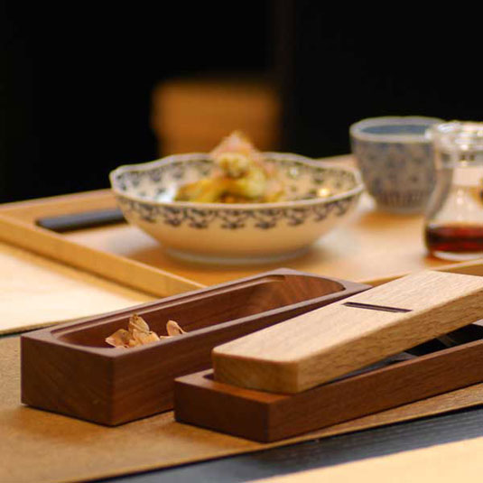 【山谷製作所】台屋の鰹節削り器　別注青紙×ウォルナット 燕 三条 鰹節 削り 器／台屋 鰹節削り器／鰹節 削り 器 燕 三条／