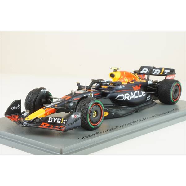 スパーク 1/43 レッドブル RB18 No.11 オラクル・レッドブルレーシング 2022 F1 シンガポールGP ウィナー S.ペレス 完成品ミニカー S8560