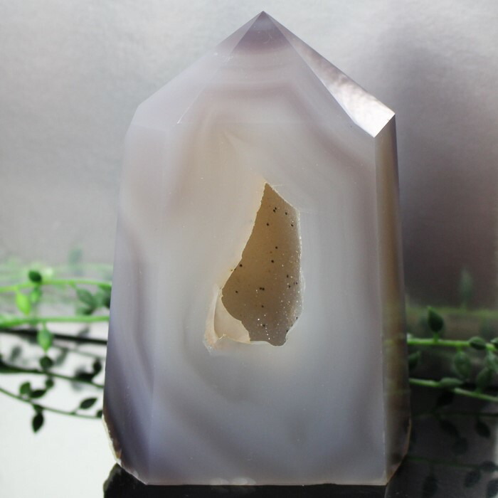 トレジャーメノウ　瑪瑙　原石　置物　台付　パワーストーン　開運　風水　インテリア 楽天市場】1.8Kg トレジャーメノウ 置物 原石 アゲート 瑪瑙