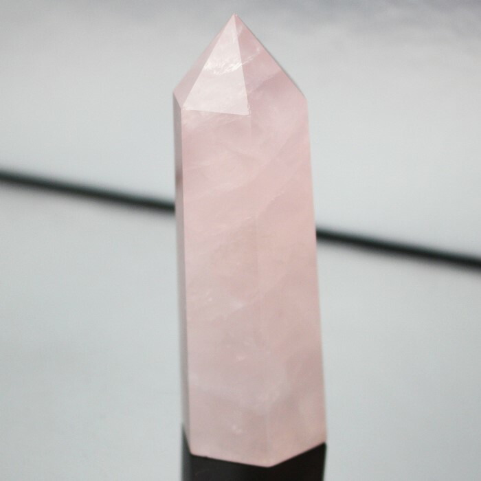 【楽天市場】ローズクォーツ ポイント 紅水晶 ピンク Rose Quartz ローズクォーツ 原石 ポイント 鉱物 柱 インテリア 石 置物  Point ローズクォーツポイント おすすめ パワーストーン 原石 天然石 人気 ローズクォーツ : パワーストーン 天然石 LuLu House