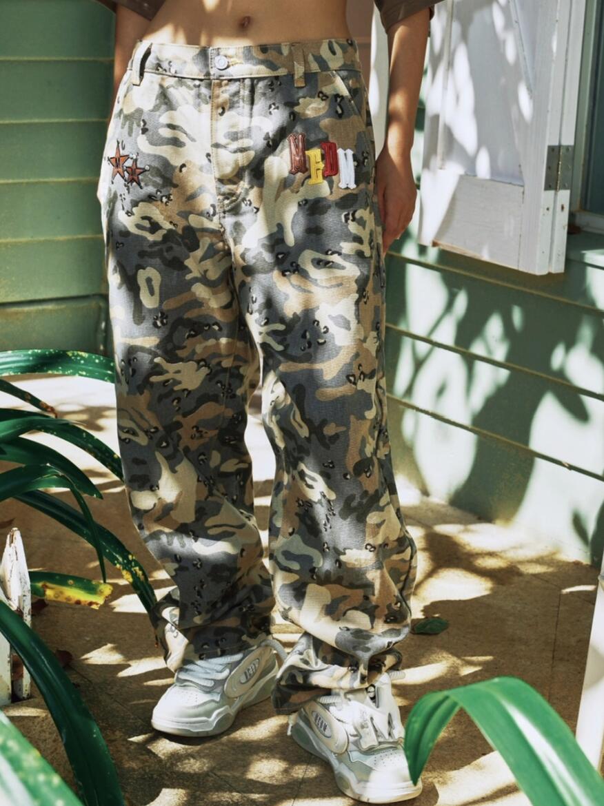 置き目品【 MR. ENJOY DA MONEY Camouflage Sticker Embroidered Trousers 】  ミスターエンジョイダマネー エムイーディーエム ズボン下 ボトムス 下つ方 家鴨フラ柄 Pressing pressing プレッシング プレッシングウェブショップ