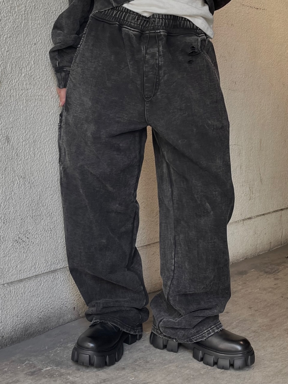 【Chikashitsu +】set up pigment damage carpenter sweat pants