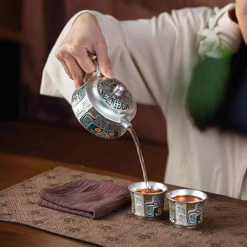 茶器仕掛ける 本格的 御前上等感溢れる 銀製 銀彩 中国言い慣わし 饕餮文様 持ちはこぶ用 旅する 急須 湯呑み 2人用 耐熱性 濾す役立つこと 新中華 国潮表現スタイル 差し上げ物
