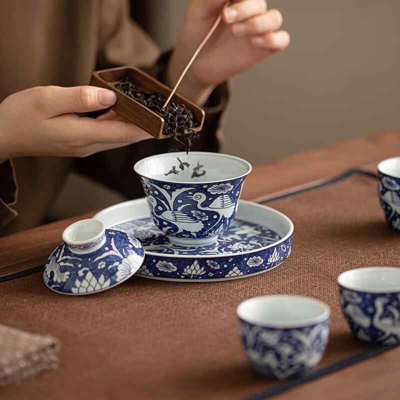 茶の葉仕掛ける 新中式 国潮 青花 蓮昇文様 功夫茶道 蓋碗 女房持ち杯 煎茶碗 3人用 瀬戸もの製 御前上等感 今めかしい おもてなし 見舞い客用 差し上げ物 差しあげる品 かざり付ける箱入り口・入口 保温性 釉下彩