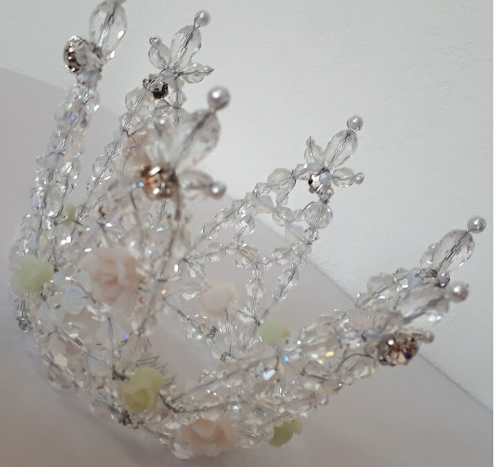 市場 白薔薇がたっぷりのローズクラウン アクセサリー 女の子 ウェディング 髪飾り ホワイト ティアラ 結婚式 手作りビーズ ヘッドドレス
