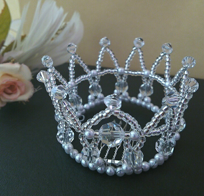 キッズサイズのドールクラウン ホワイト 子供 お姫様 キッズ カチューシャ 手作りビーズ プリンス プリンセス キング 王冠 結婚式 ティアラ