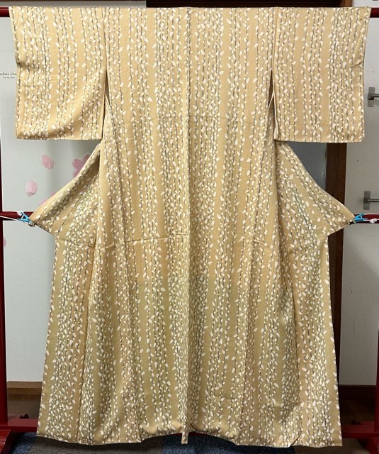 【中古品】薄ベージュ地道引き縦縞模様蕾柄小紋