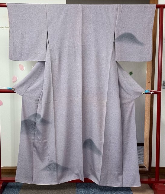 【中古品】薄藤色霜降り叩き柄地グレープ柄刺しゅう短い訪問着 レディースファッション-着物