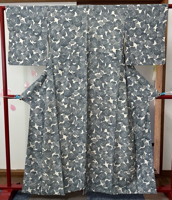 【中古品】薄墨色色単彩椿柄小紋