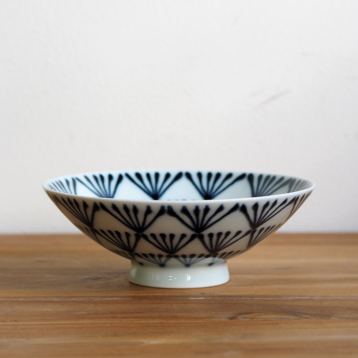 白山陶器　平茶碗　3枚　和食器　皿　青　波佐見焼 Amazon｜白山陶器 平茶わん 青 (約)φ15×5.3cm 森正洋デザイン