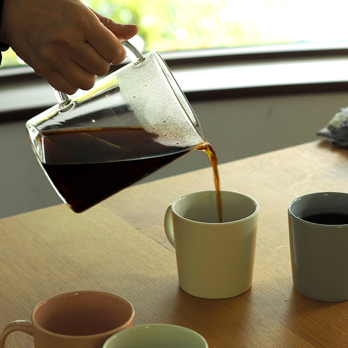 最高の品質KINTO (キントー) ドリッパー SCS 磁器 ホワイト ブリューワー 4cups 27631 コーヒー、ティー用品 KINTO SLOW COFFEE STYLE ブリューワー 4cups ホワイト SCS-04-BR-WH 27631