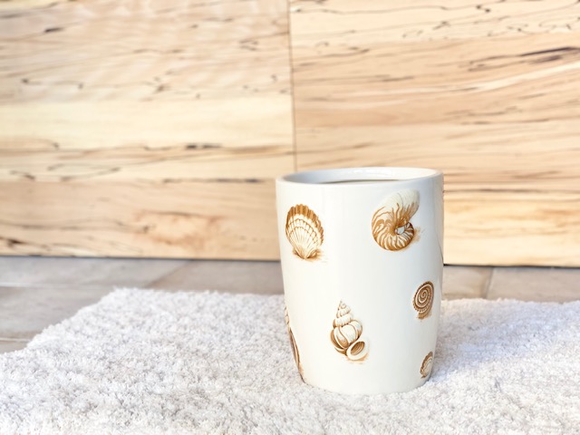 Better Homes And Gardens シェル柄 ポット ゴミ箱 ごみ箱 ダストボックス 鉢 植木鉢 プランター 植物 貝殻 シェル ガーデニング 園芸 インテリア 玄関 オブジェ 収納 陶器 陶器製 ハワイ Hawaii マリン 海外インテリア 西海岸風 La ハワイアン雑貨 ギフト プレゼント