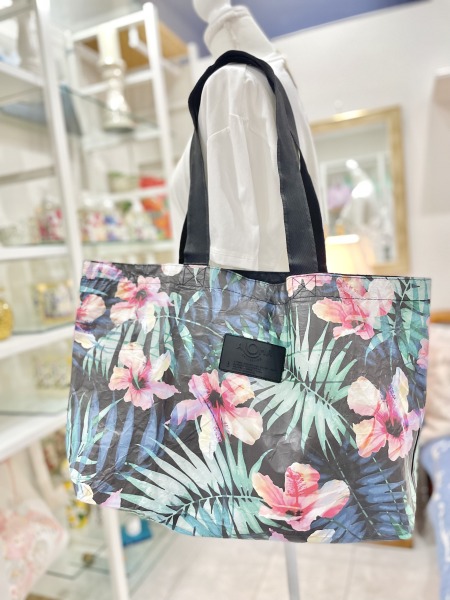 【ALOHA COLLECTION】 トートバッグ アロハコレクション ブラック ハイビスカス柄 横長 ビーチバッグ ハワイ HAWAII 海外輸入 ハワイ雑貨 ハワイアン タイベック 撥水 【送料無料】｜Pua Hawaii
