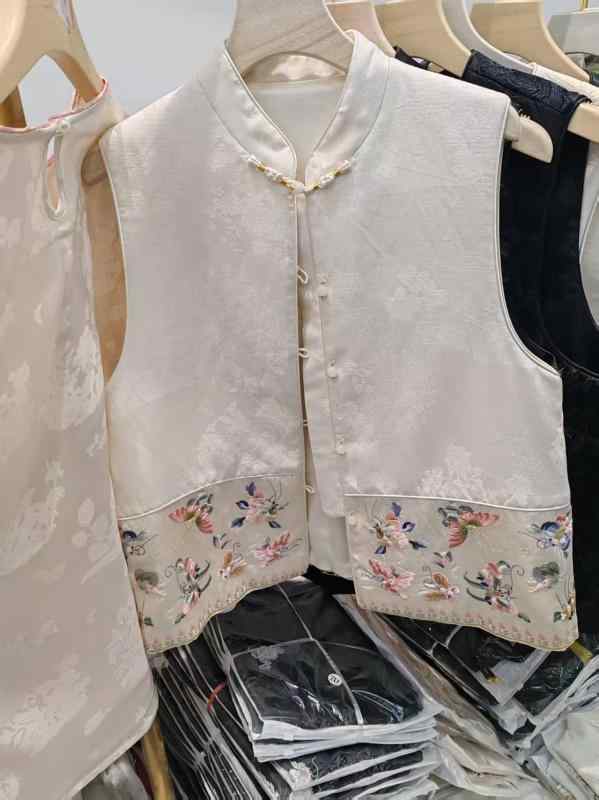 ベスト レディース 中国風 豪華 刺繍 ジャカード織り レトロ 開衫 蝶 モチーフ スタンドカラー シングル ボタン 軽量 高級感 春 白 黒 普段使い おしゃれ モダン