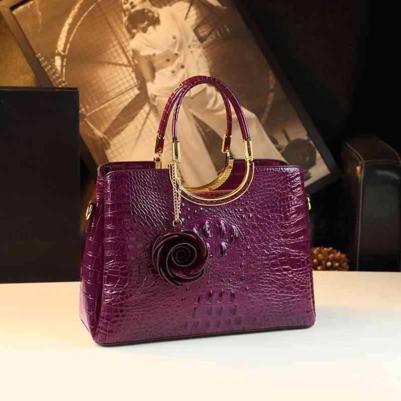 トートバッグ レディース 御前上等感 ワニ柄 むすび付けるなめし革 手提げ レトロ 欧米風 御芽出度 縦型方形 空蝉捉え所の無い ファスナー シングル肩部 普段使い走り 瀬戸ものお召しもの 紫 黒 ぶどう酒赤いこと