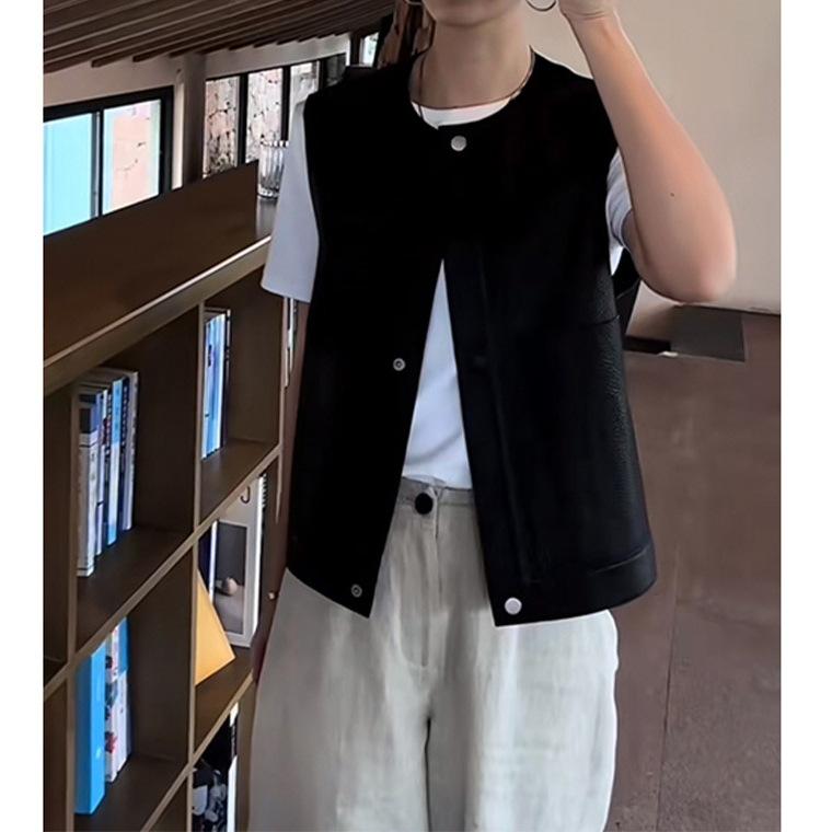 ベスト レディース フェイクレザー 軽量 柔らかい ジレ トップス アウター 春秋 通勤 カジュアル 骨格ストレート ラウンドネック ノースリーブ 無地 ポケット付き 前開き ファスナー ブラック|pure bliss
