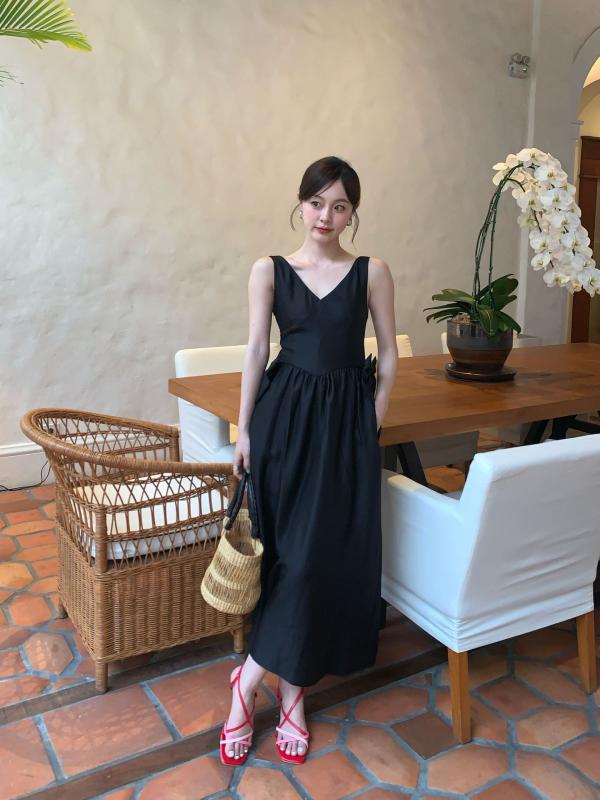 衣装 レディース 春夏 ロング 吊り下げ キャミソール Vのど首 ノースリーブ 御機嫌酉の方角 A4大きさ 繻子調 うつり変わり Ａ生産ライン 無地 細長い切口 細押し出し 着痩せ フレンチ表現スタイル ヘバーンスタイル お出かけ