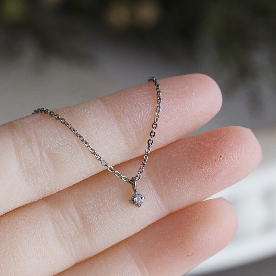 6月の誕生石ムーンストーンの一粒石純チタンペンダント　指先にちょこんと乗る可愛いサイズ感の金属アレルギー対応ネックレス｜チタンリングの専門店　島田工房