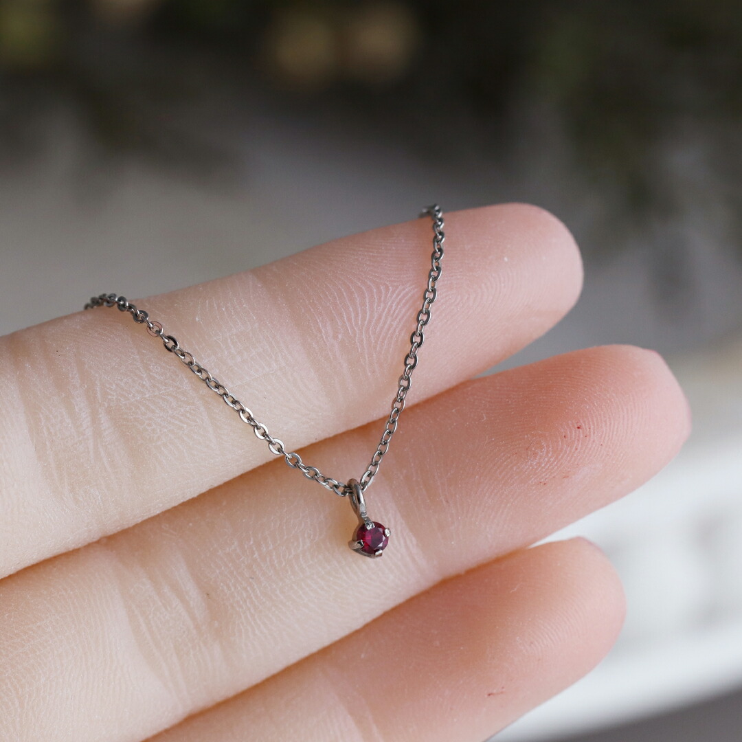 7月の誕生石ルビーの一粒石純チタンペンダント 指先にちょこんと乗る可愛いサイズ感の金属アレルギー対応ネックレス|チタンリングの専門店 島田工房