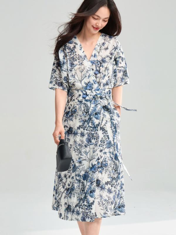 ワンピース レディース 春夏 半袖 ロング丈 マキシ丈 青花柄 水墨画風 ブルー インクアート プリント カシュクール ラップワンピース ウエストリボン 細見え 体型カバー Aライン フレア カジュアル デート 普段使い おしゃれ 上品｜GRATIQUE MIEI