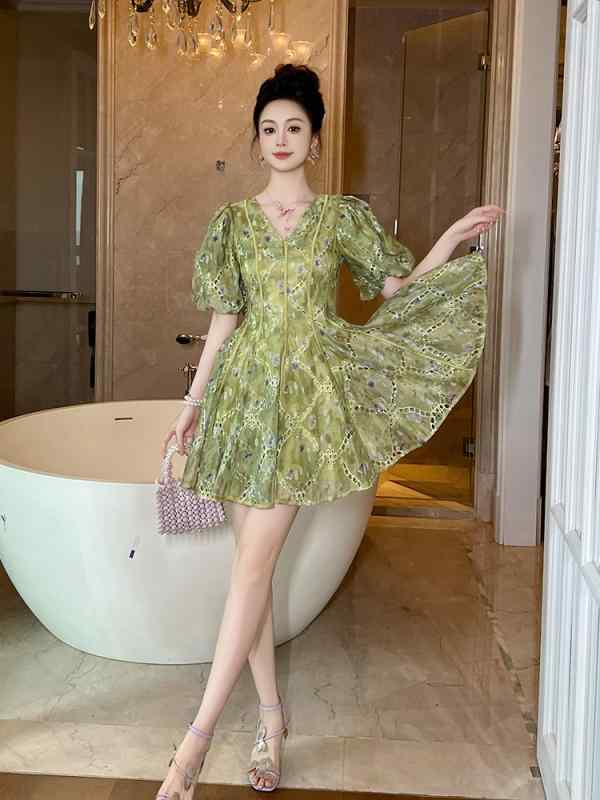 ワンピース レディース 春夏 半袖 Vネック パフスリーブ ウエストマーク 着痩せ 細見え 花柄 小花柄 ミディ丈 ティアード フリル カジュアル フェミニン Aライン プルオーバー デート 普段着 旅行｜GRATIQUE MIEI
