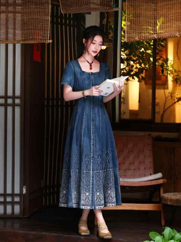 ワンピース レディース デニムワンピース ロングワンピース ロング丈 マキシ丈 Aライン フレア スクエアネック 切り替え 重工 刺・墸 レトロ ヴィンテージ風 エレガント 上品 カジュアル 普段使い 通学 デート 春夏 サマー ブルー｜GRATIQUE MIEI