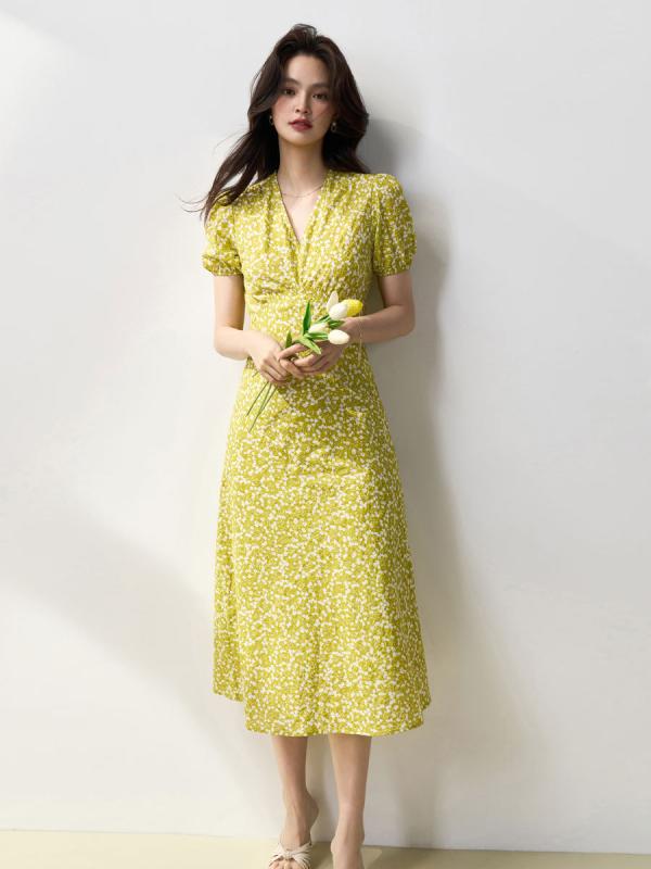 ワンピース レディース 春夏 綿 コットン 塩縮加工 皺 凹凸 縮み 織り目 小花柄 フローラル 高位置 ウエスト 絞り Vネック 細見え 体型カバー Aライン ミモレ丈 ロング スカート デイリー カジュアル 普段着痩せ デート 旅行 お出かけ｜GRATIQUE MIEI