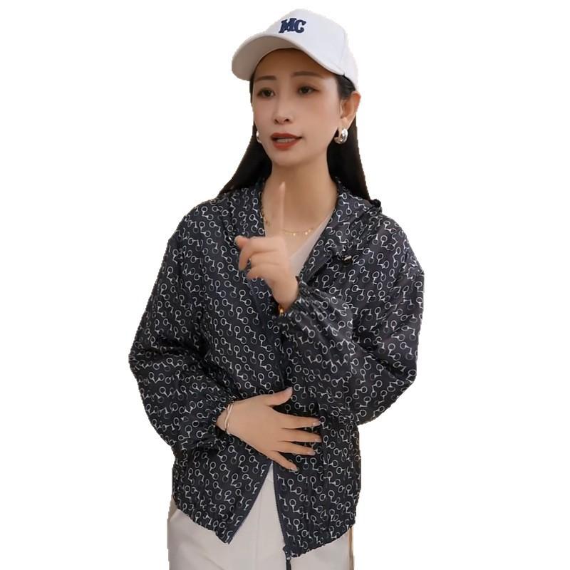 ジャケット レディース フード付き アウター ジップアップ パーカー ブルゾン 羽織り シルク 桑蚕? プリント 総柄 長袖 ライトアウター 紫外線対策 日焼け防止 薄手 接触冷感 涼しい 吸湿 速乾 軽い 軽量 高品質 上品 エレガント カジュアル オ｜GRATIQUE MIEI