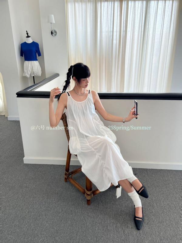 ワンピース レディース ノースリーブ ロング丈 吊りスカート キャミワンピ プリーツ ゆったり カジュアル マキシ丈 Aライン フレア オールシーズン 無地 シンプル おしゃれ きれいめ 大人可愛い｜GRATIQUE MIEI 8,013円