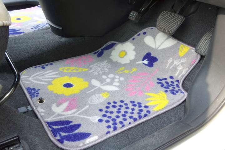 楽天市場 カーマット フロアマット 車用 車 運転席 おしゃれ 軽自動車 汎用 カー用品 車用品 運転席のみ ゴム マット 汎用マット かわいい Quoli
