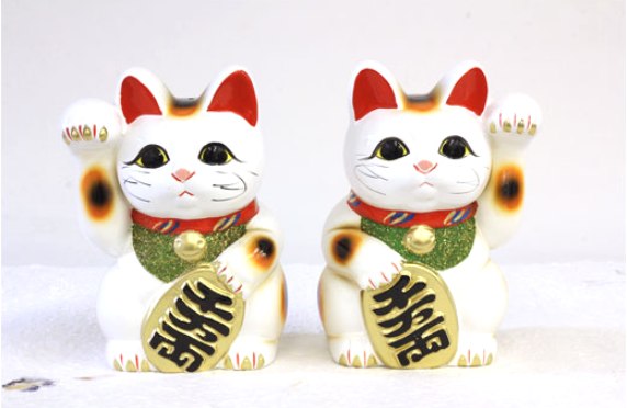 常滑焼 招き猫 梅月 白小判猫（右寄り押し手有りの実書き割り）6号高さ：19珊 （金運 開運 千客万来 お引き立て花めく 仕合わせお呼び）