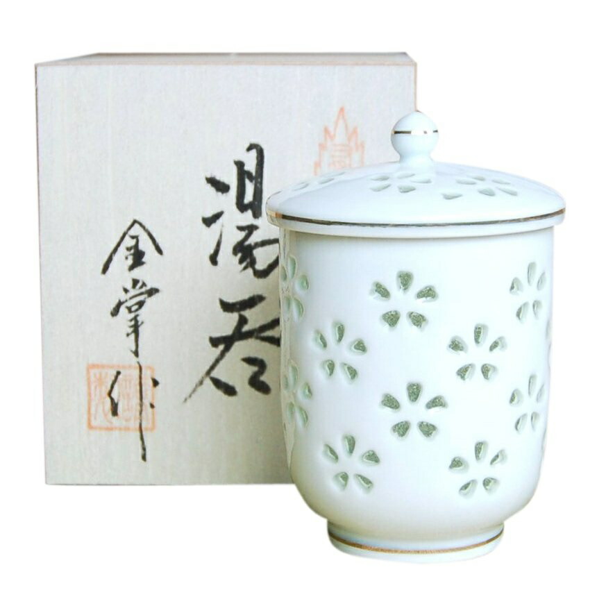 有田焼 石英彫花詰（小） 蓋付湯呑（木箱入）花飾り付けの透かしが可愛らしいに散りばめられた有田焼の蓋付き添い人湯呑です。 茶道具・湯呑・急須-コーヒー・お茶用品-キッチン用品・食器・調理器具