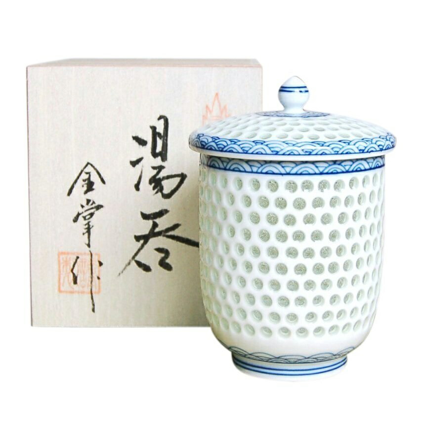 有田焼 石英彫青海波（大） 蓋付湯呑（木箱入） 青海波文様と石英彫りが美しく申し合わせした有田焼の蓋付き添い人湯呑です。