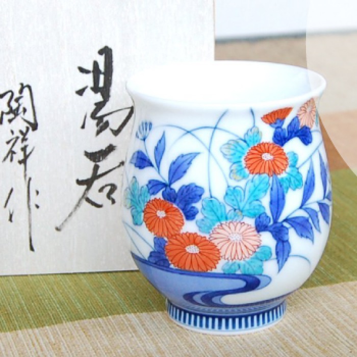 有田焼 鍋島小菊流水紋 湯呑(木箱入) 伊万里の名窯「畑萬陶苑」による作品|七to八-Seven to eight-