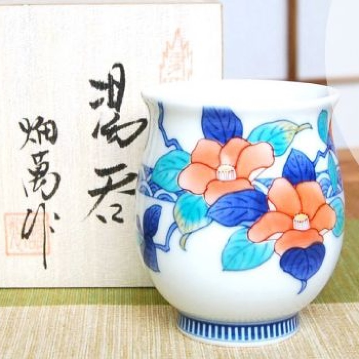 有田焼 鍋島椿紋　湯呑 （木箱入） 伊万里の名窯「畑萬陶苑」による作品 15,600円