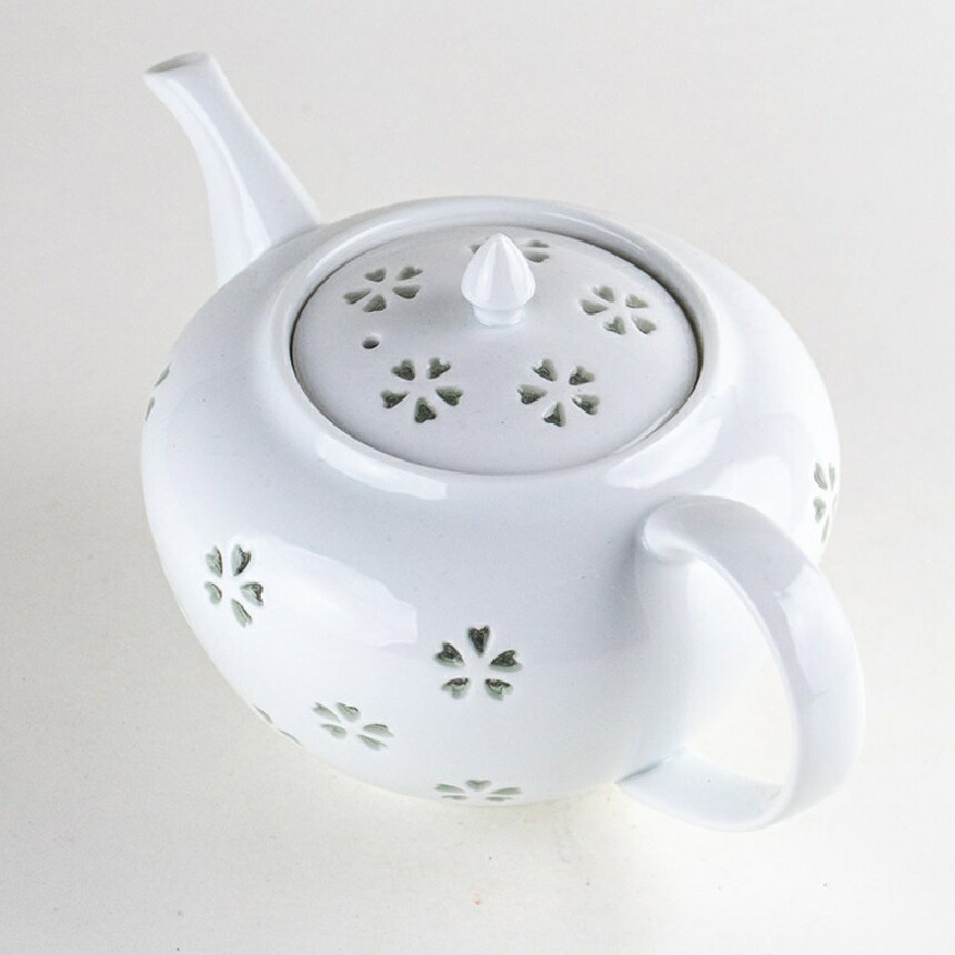 有田・波佐見焼 水晶彫花詰 Ｕポット ステンレス製の網茶こし付きで実用性にも優れています。｜七to八-Seven to eight-