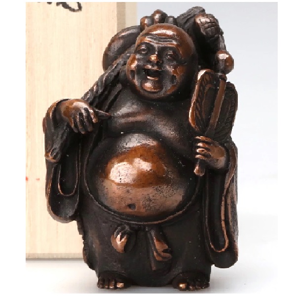 丘岡銅器 名匠旭峰作 飾りつけ 七福神ミニ 布袋 銅生産品特徴あるの光輝があり御前上等感があります。風水では床の間や、南・辰巳・東向に置くのがより良い。笑福来門・夫婦関係完全無欠・子宝のご利益があるとされています。