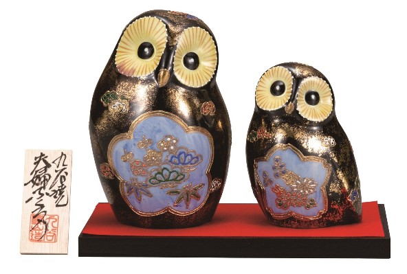 九谷焼　夫婦ふくろう　6号　金彩錦盛　台・敷物・立札付　11.5×11.5×17cm　化粧箱＜九谷焼 和食器 鉢 小鉢 人気 ギフト セット 贈り物 結婚祝い/内祝い/お返し＞