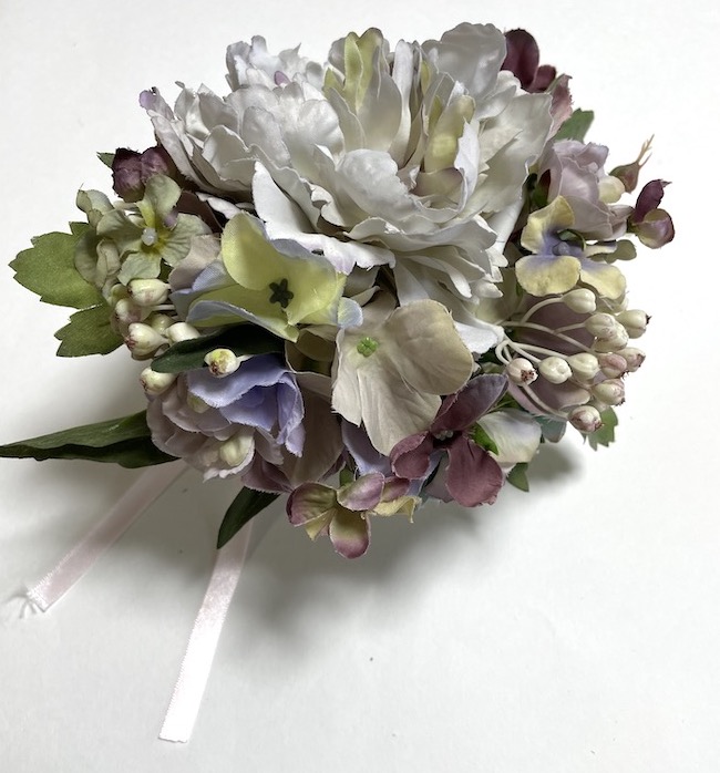 女優ブーケ ラベンダー芍薬 大きいお花のコサージュ ブルー 大きめ 結婚式 パーティ 晴の日 フォーマル お花飾り ブローチ アクセサリー ブーケ 造花 ピン付き おしゃれ ドレス 帽子 バッグ インテリア エレガント センス インスタ映え 印象的 数量限定 送料無料 Salon