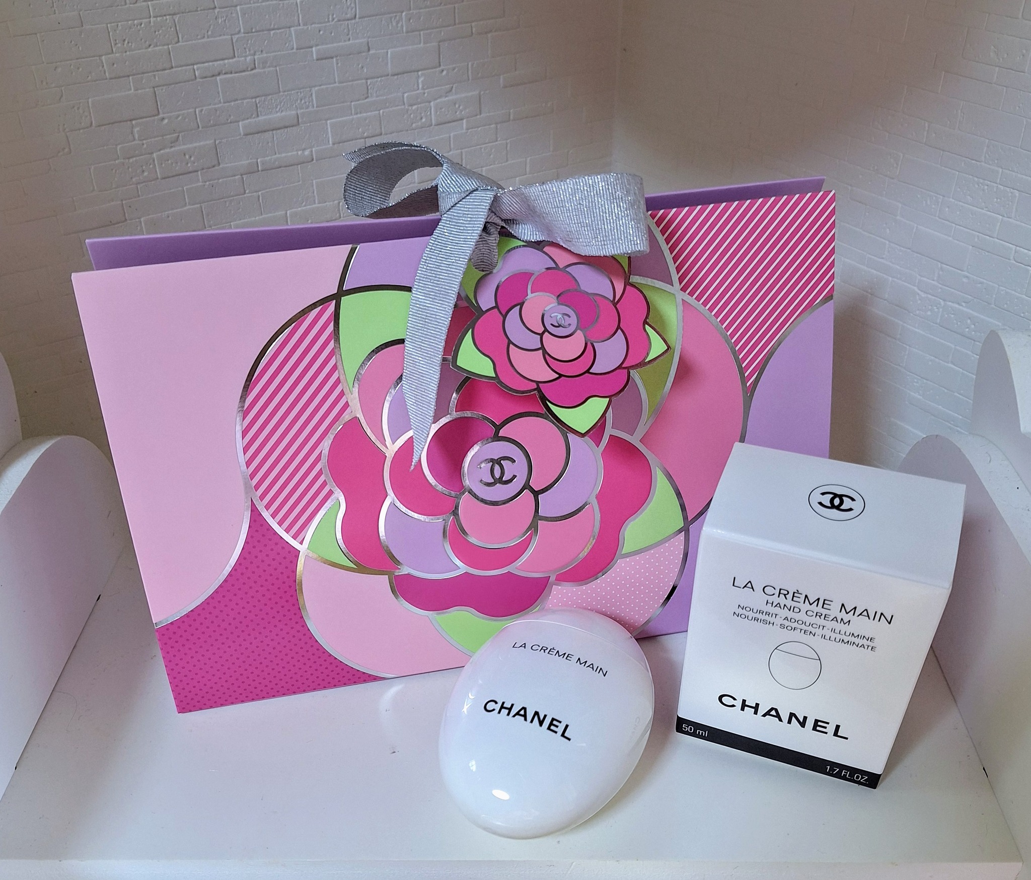 シャネル　CHANEL　ハンドクリーム　リップクリーム　ギフトボックス　チャーム Amazon.co.jp: [ギフトBOX付き] CHANEL シャネル ラ クレーム