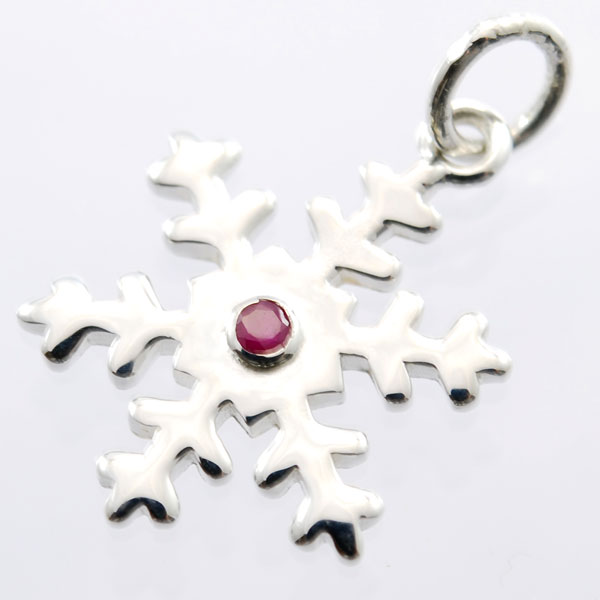 雪の結晶の中央には高級感溢れる真紅に輝くルビー☆ルビースノートップ
