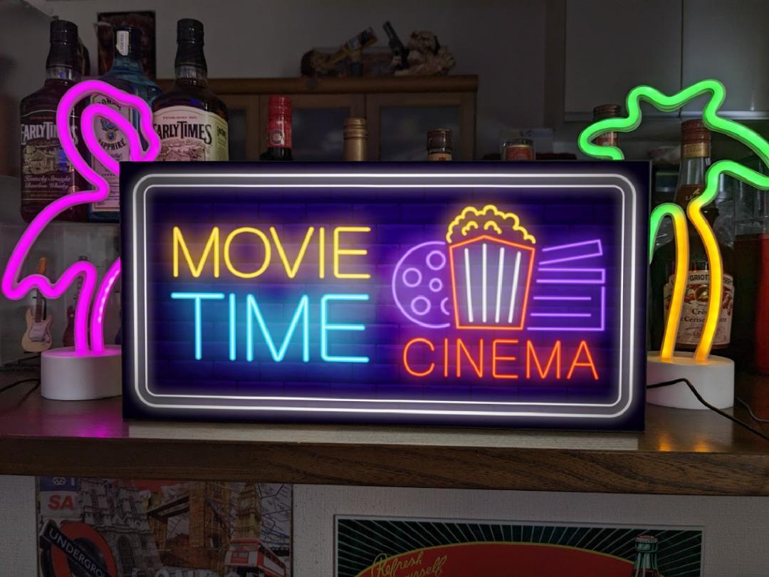 【Lサイズ】 映画の時間 シネマ シアター ムービー シネコン ビデオ DVD ブルーレイ ホームシアター ポップコーン ネオン系 アメリカンレトロ プレゼント 店舗 自宅 パーティー イベント テーブル カウンター サイン ランプ 照明 看板 置物 雑貨 ライトBOX 電飾看板 電光看板
