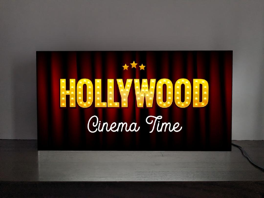【Mサイズ】ハリウッド 上映中 映画 シネマ シアター ムービー シネコン ビデオ DVD ブルーレイ ホームシアター演劇 ステージ 昭和レトロ プレゼント 店舗 自宅 パーティー イベント テーブル カウンター サイン ランプ 照明 看板 置物 雑貨 ライトBOX 電飾看板 電光看板