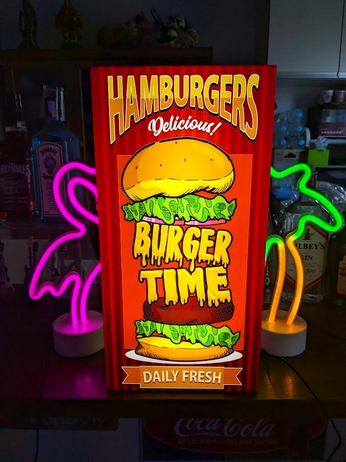 【L大きさ】バーガー 喫茶店 赤ちょうちん ダイナー 一塁手ボンネット 小間絵 ポップアート アメリカン雑貨 室内装飾 かざり付ける 差し上げ物 バス発着場 住みか 屋台 勝手もと鉄道車両 寄りあい でき事 時刻表 カウンタ 顕われ 照明ランプ 照明装置 貼り出し 飾りつけ 雑貨 ともし火BOX 電飾貼り出し 雷公貼り出し
