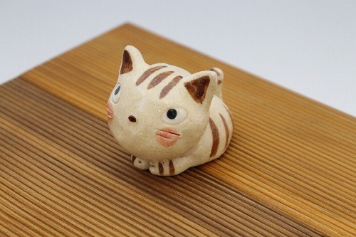 茶トラ猫 平型置物 日本製 陶器 美濃焼 手作り 飾り物 オブジェ ミニチュア おしゃれ かわいい 国産 ねこ ネコ 小さい 小さめ 小ぶり 和雑貨 和モダン 和風 レトロ 可愛い インテリア雑貨 贈り物 プレゼント ギフト 手造り Giosenglish Com