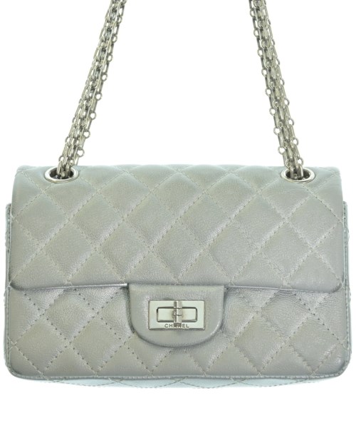 CHANEL シャネルショルダーバッグ レディース - しろがね色【中古】【古着】 バッグ-ショルダーバッグ・メッセンジャーバッグ-レディースバッグ
