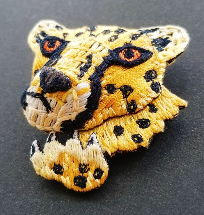 楽天市場 刺繍ブローチ 半立体チーター Made In Japan 刺繍 ブローチ 全面刺繍 動物 アニマル 軽い 大きめサイズ かっこいい ラカム