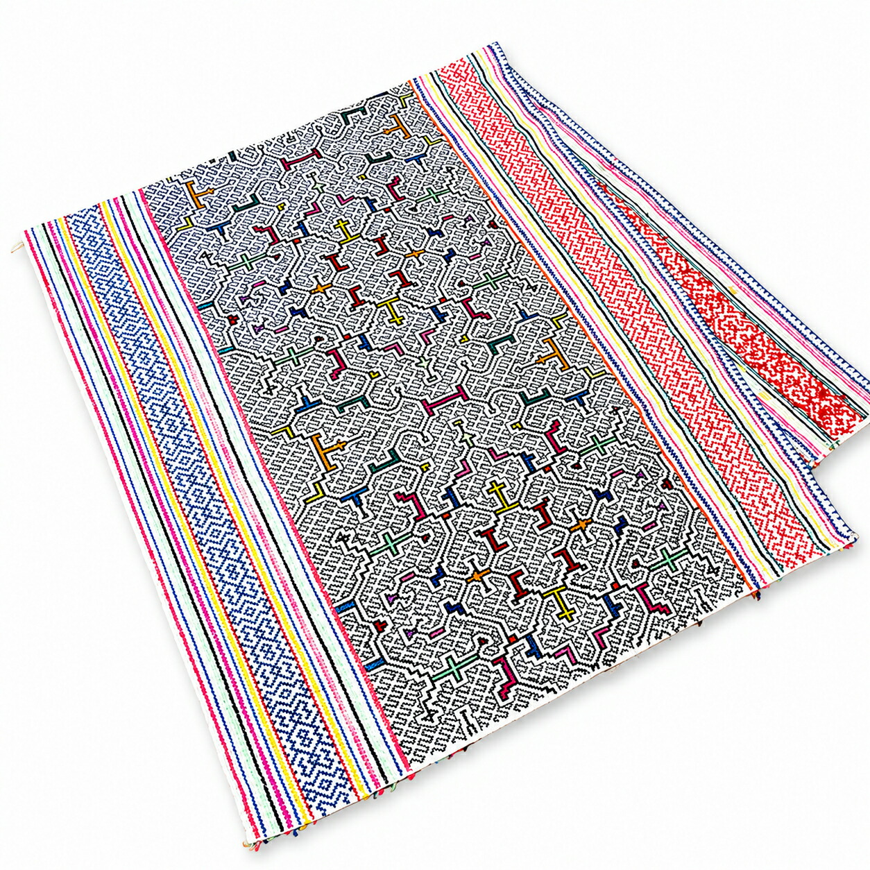 【一点物】ペルー共和国 シピボ族 刺しゅう布 幅：６２ｃｍ×縦：１５０ｃｍ 重さ：３６０ｇ【貨物輸送無料】