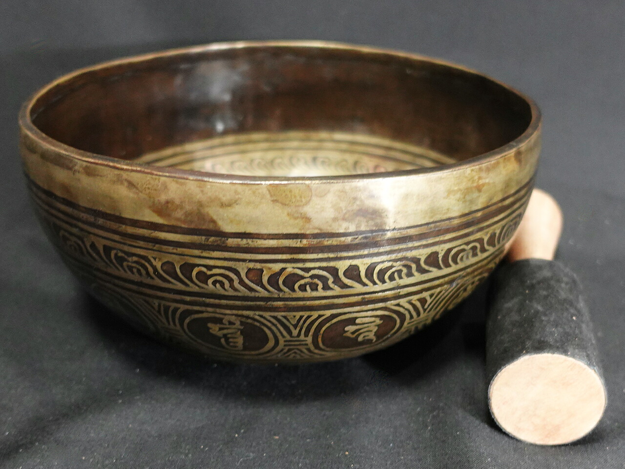 【一点物】シンギングボウル セブンメタル 直径約２３．０ｃｍ 重さ約１４７２ｇ リン棒付 ｜シンギングボール ヨガ 浄化 癒し 瞑想 ヒーリング 浄化 チャクラ 倍音｜民族アクセ　ラパヌイ　店 27,302円
